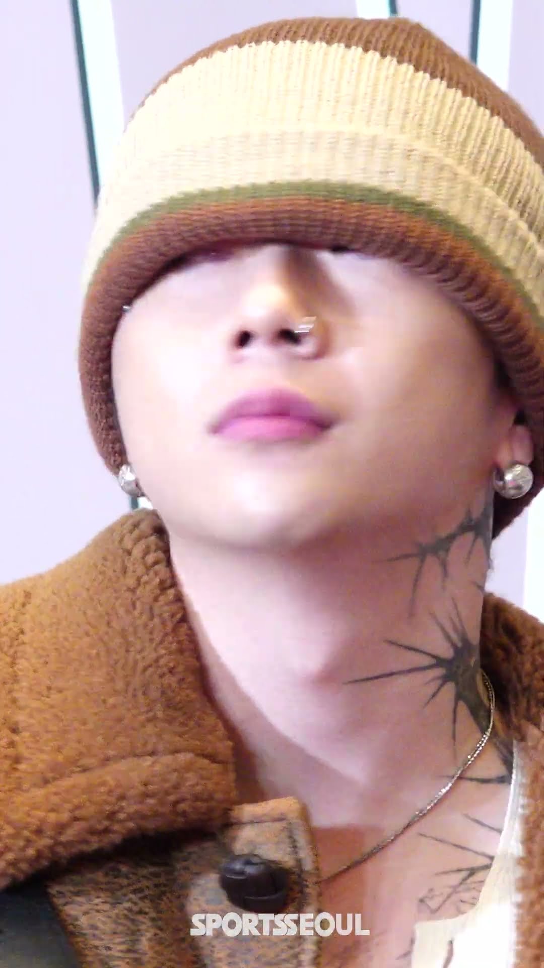 우원재, 눈을 뜬 걸까 감은 걸까