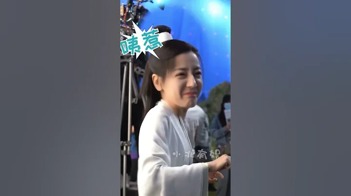 迪麗熱巴拍戲現場看到蛇居然這麼做的 - 天天要聞