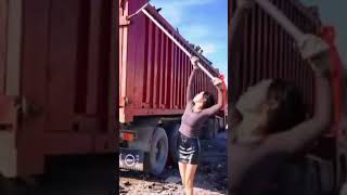 Ketika Wanita Supir Truk Kontainer Bongkar Muatan Besi Scrap.