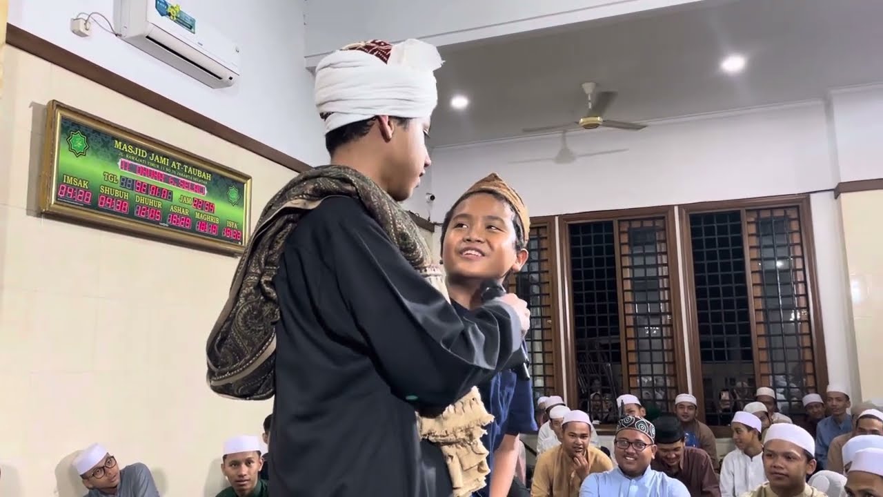 Habib Ali bagi  - bagi hadiah buat jama'ah yang bisa jawab pertanyaan !! Nurul Musthofa