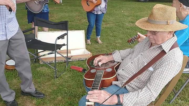 Summertown - with Wayne Jerrolds on box fiddle.