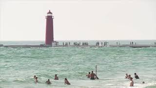 Raw: Hazardous Wave Conditions On Lake Michigan