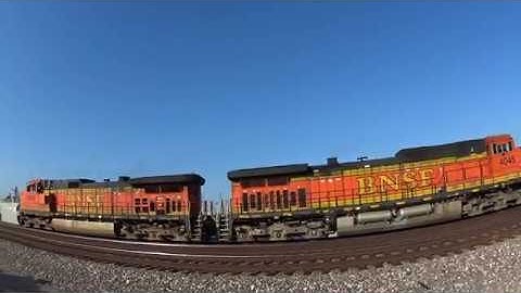 2 Dash 9 leads BNSF intermodal