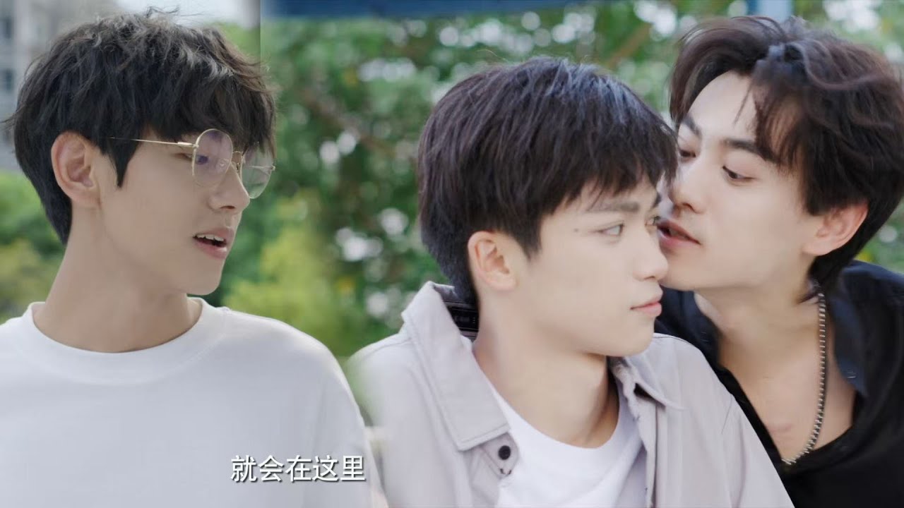 Верхний и нижний бесстыдно целуются средь бела дня, а Сяо Шуай, сидящая рядом, так завидует!