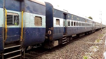 Parallel Overtake :: ICF Himgiri overtakes EMU