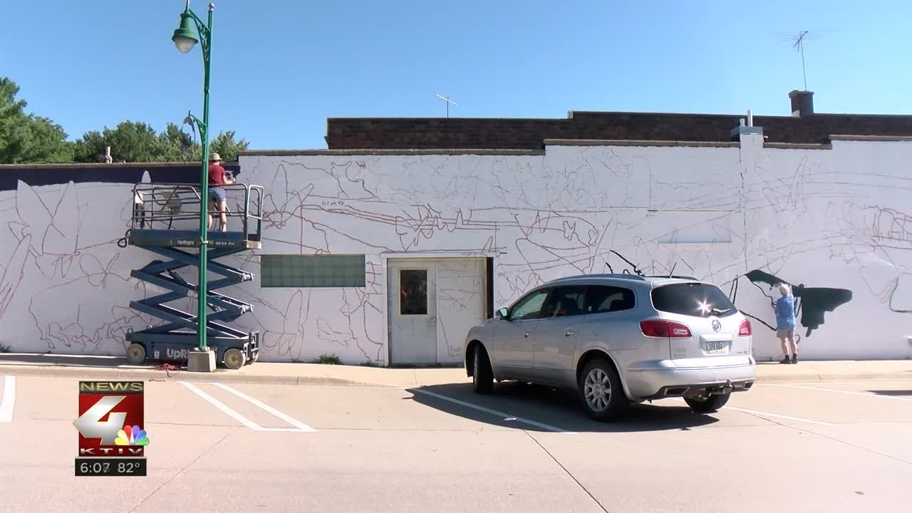 Artist creating a mural to commemorate Luxembourg Heritage