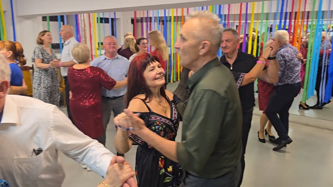 15 11 2025 'Cały świat na dziurkach stoi' - Świetny utwór z humorem!