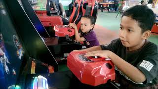 Bikin Ngakak Lihat Bocah Main Game Speed Rider, Takut Jatuh Ya?