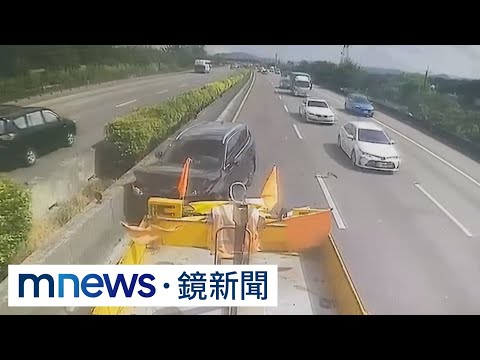 開自駕遇盲點　慘撞國道防撞車釀兩傷｜#鏡新聞