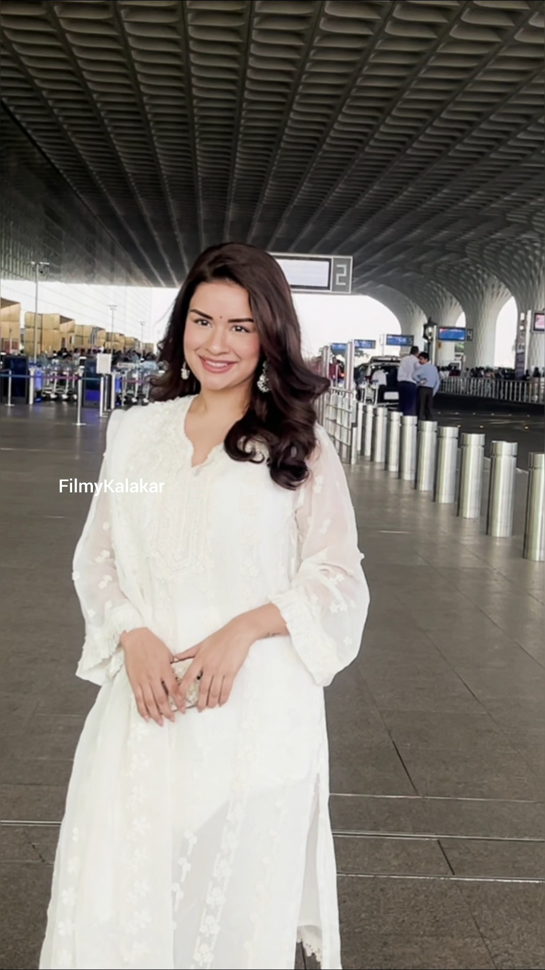 #avneetkaur exuding elegance in traditionals at the airport ? #filmykalakar