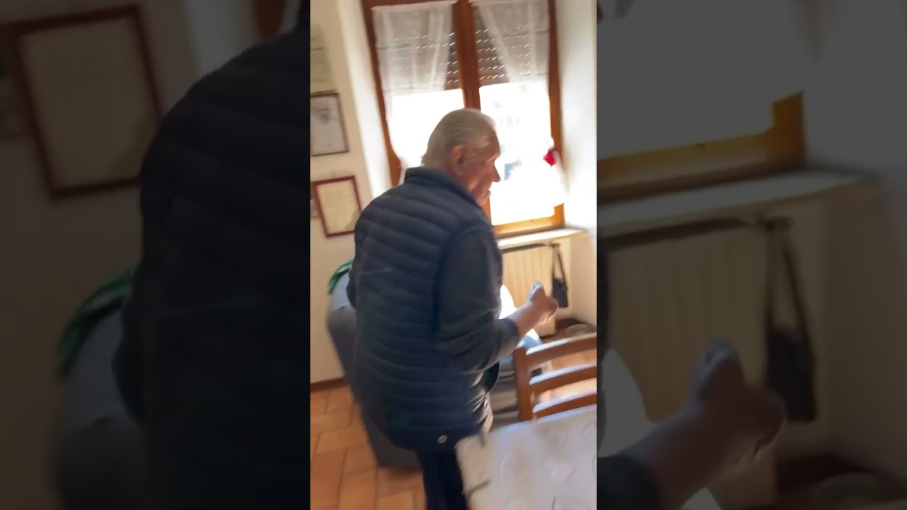 NONNO FAUSTINO -Prende il coltello con cui taglia il prosciutto e si infuria🐊😡😡😂