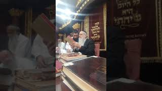 המקובל הרב מרדכי עטיה ראש ישיבת המקובלים מעיין בפליאה רבה בספרו של רבי יוסף ציאח זיעא צרור החיים