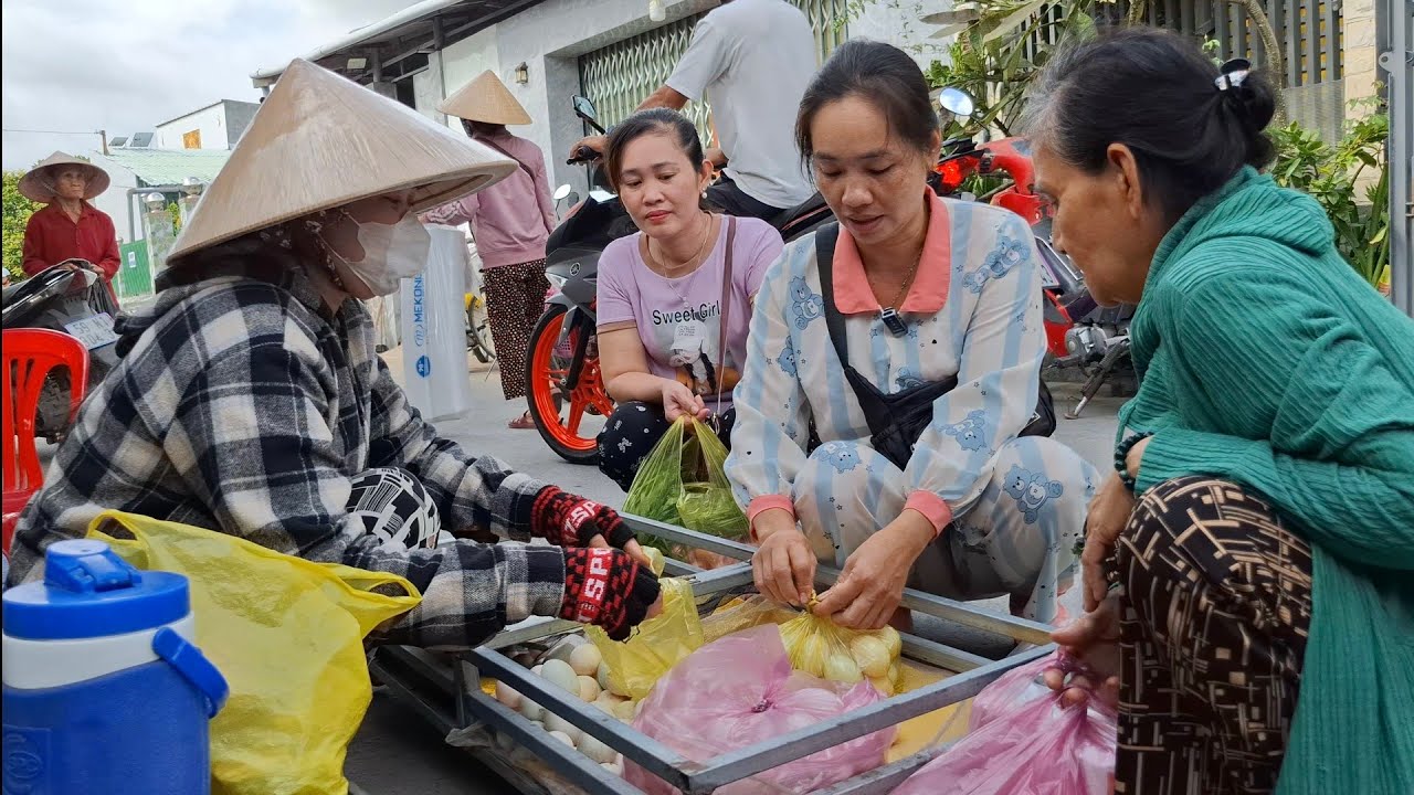 Lần Đầu Chị Vợ Đi Chợ Xã Và Cùng Thưởng Thức Các Món Ăn Bình Dân Ở Quê Em ! | BĐMV & Family