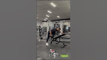 Black na área com dica de execução - Remada unilateral no banco inclinado.