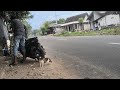 Menunggu kurir menghantarkan paketan