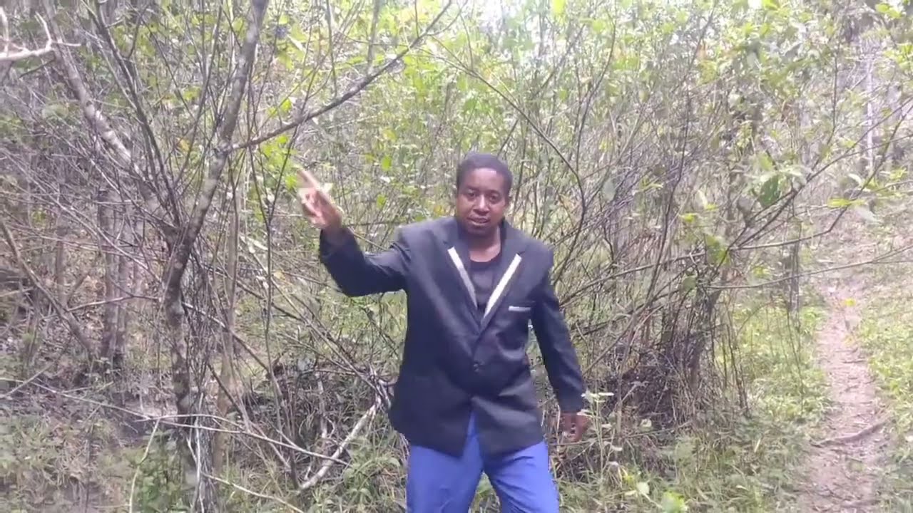 Entrei no rio tem peixe piranha quase mordeu o meu😱😱😱😱😱😱😱😱😱😱