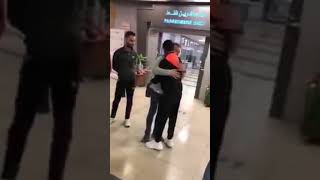 فيديوا مؤثر شاب ع باب المطار يودع اصدقائه شاهد ماذا حدث 💔💔