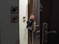 لما امك تتحشر في الباب وهي خارجة 
