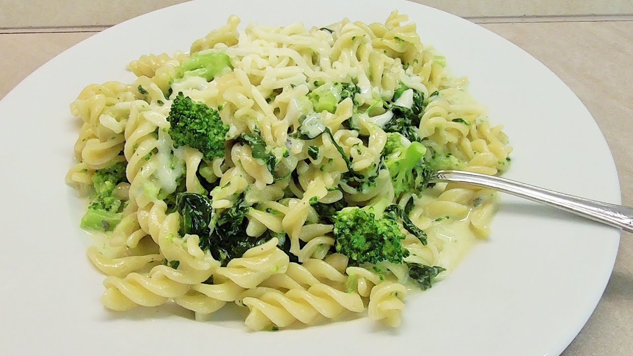 Nudel mit grüne Soße (Brokkoli ,Spinat und Schimmelkäse ) - YouTube