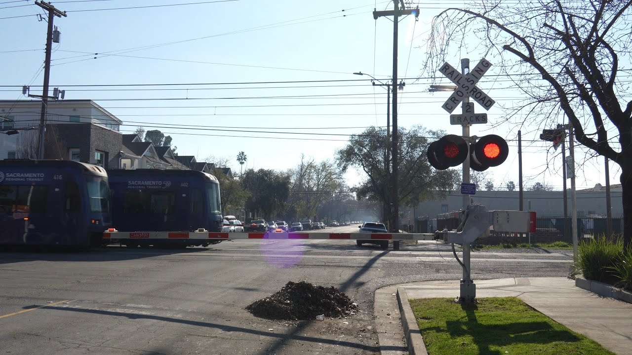 25th St. Railroad Crossing - SacRT Light Rail Meet | Sacramento CA