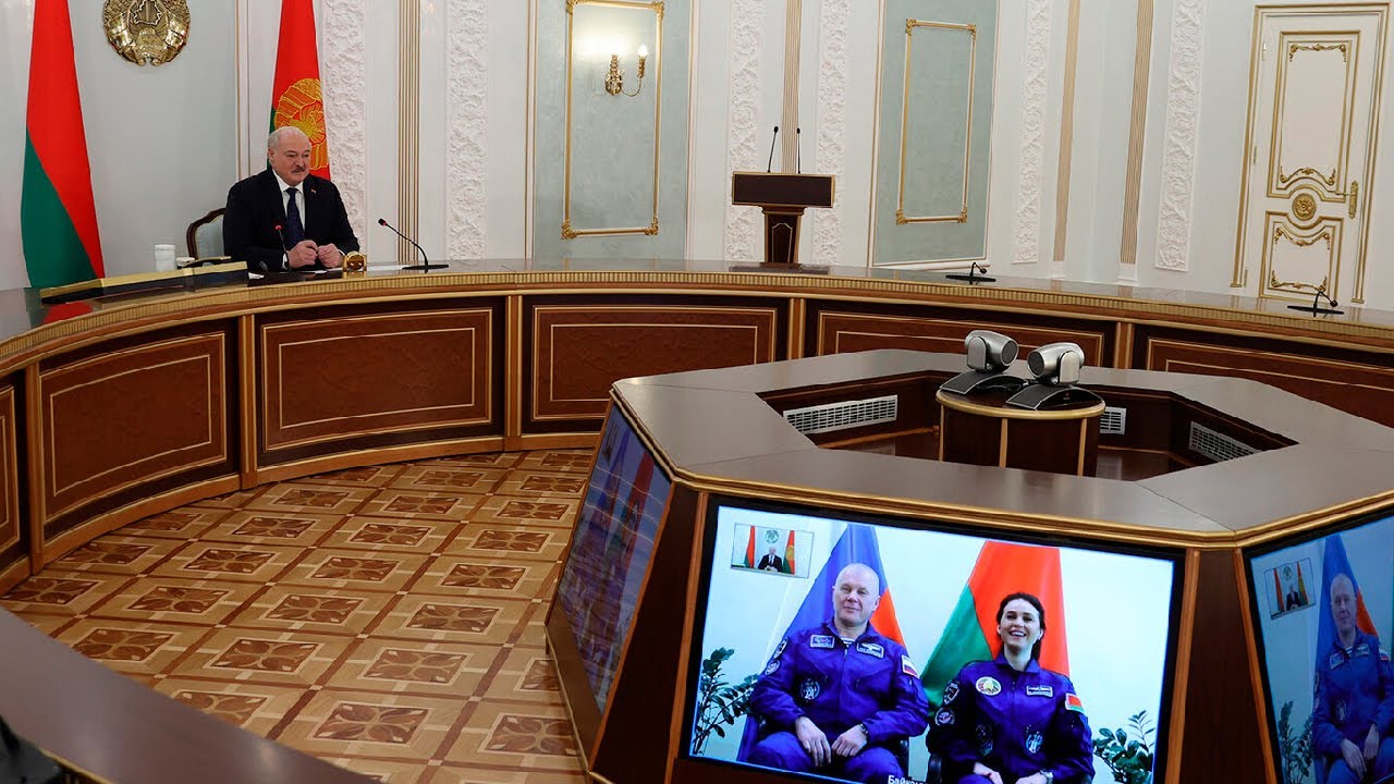 Лукашенко тепло пообщался с космонавтами Василевской и Новицким перед их отправкой на МКС