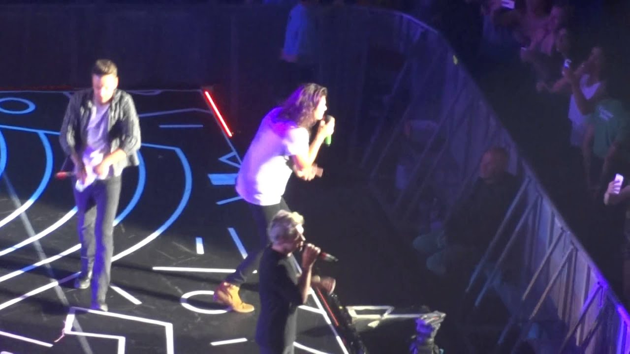 One Direction - What Makes You Beautiful - OTRA London 28/9/15