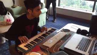 Anirudh Playing PakkamVanthu from Kaththi screenshot 3