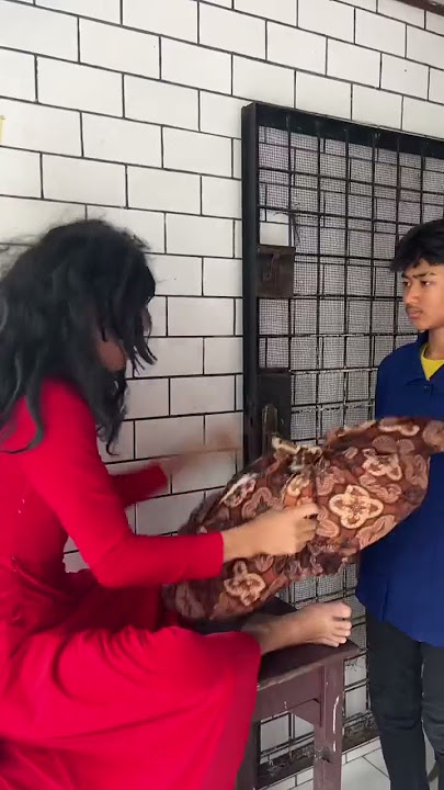 Ibu baju merah aneh juga