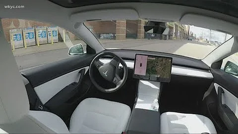 Tesla car drives itself through parking lots with ‘Smart Summon’ feature - DayDayNews