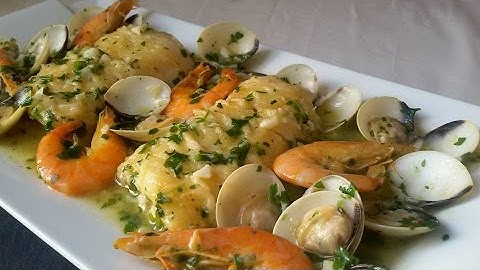 Hake in green sauce with prawns and clams