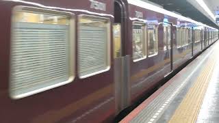 高速神戸駅を発車する阪急電車8000系8042F+7000系7001F。