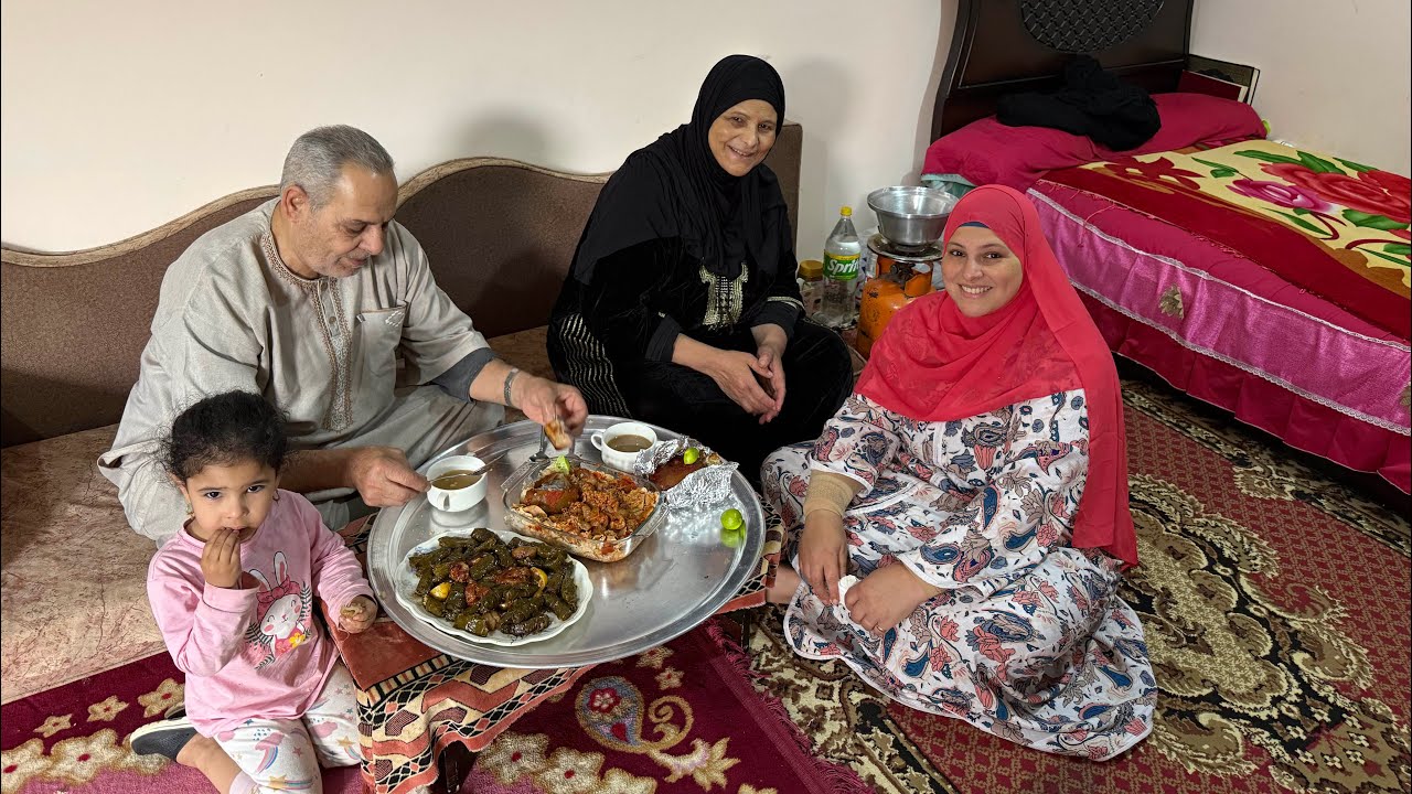 عملت  لأبوي وأمي الأكل إلي بيحبوه ولفيت عليهم واحد واحد وفجأتهم وبأيدي طعمتهم