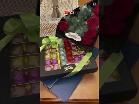 ورود وشوكولاتة هدية تنطق بالحب