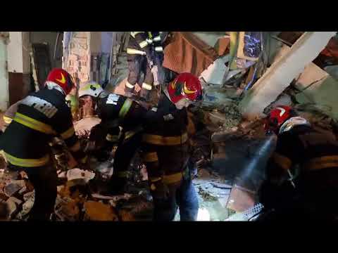 Craiova: S-au reluat căutările la blocul unde o explozie a spulberat o parte a etajului 1