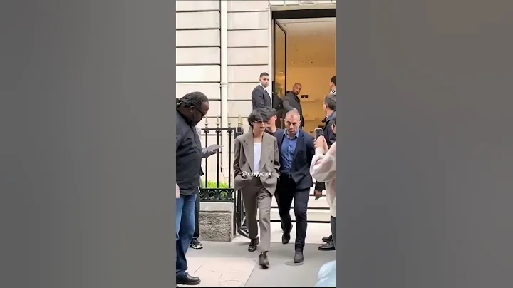 V and Lisa together at Celine Store talking to each other - DayDayNews