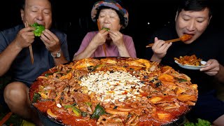 Duck Bulgogi & Fried rice with cheese on a cauldron lid - Mukbang eating show