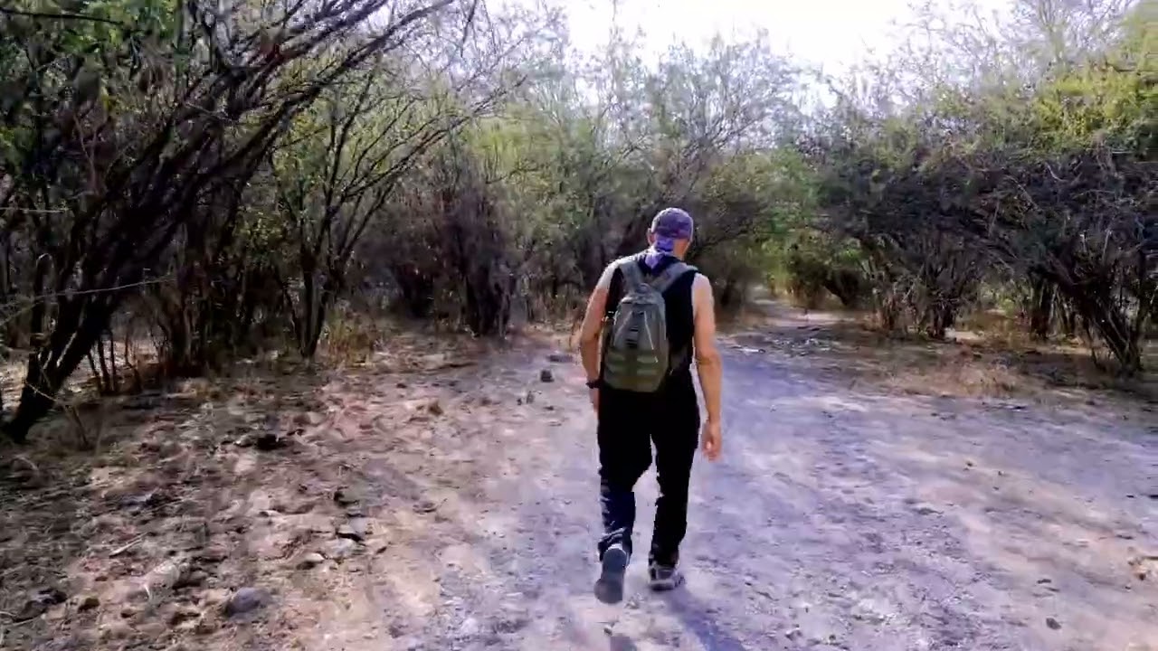 Todo un reto bajar y subir la barranca