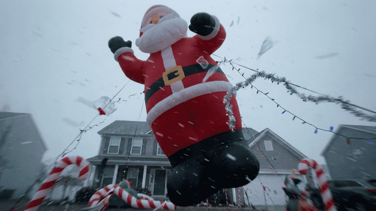 Ветер сдувает рождественские украшения | Подборка кадров, где гигантские надувные фигуры сдувает ...