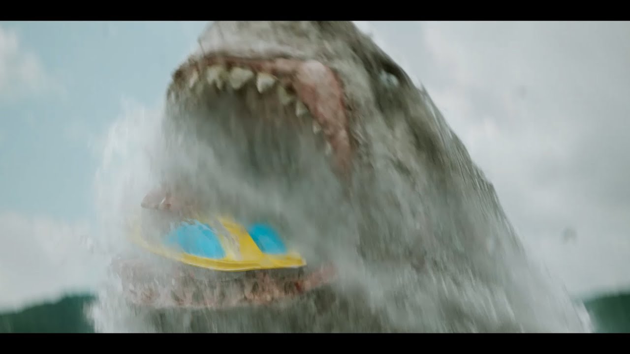 巨大ザメがカップルを丸呑み！？人間を“MEG”の群れが襲う衝撃の本編が公開　映画『MEG ザ・モンスターズ2』本編映像