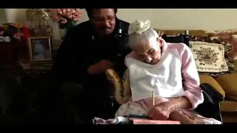 113 Year-Old Nettie Whittington Votes for Presiden...