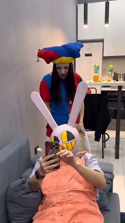 Lihat 👀apa yang dilakukan gadis ini 🥰 di ponselnya #lucu #tiktok #celana pendek #sihir