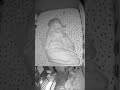 Câmera de segurança flagra fantasma rondando berço de bebê.