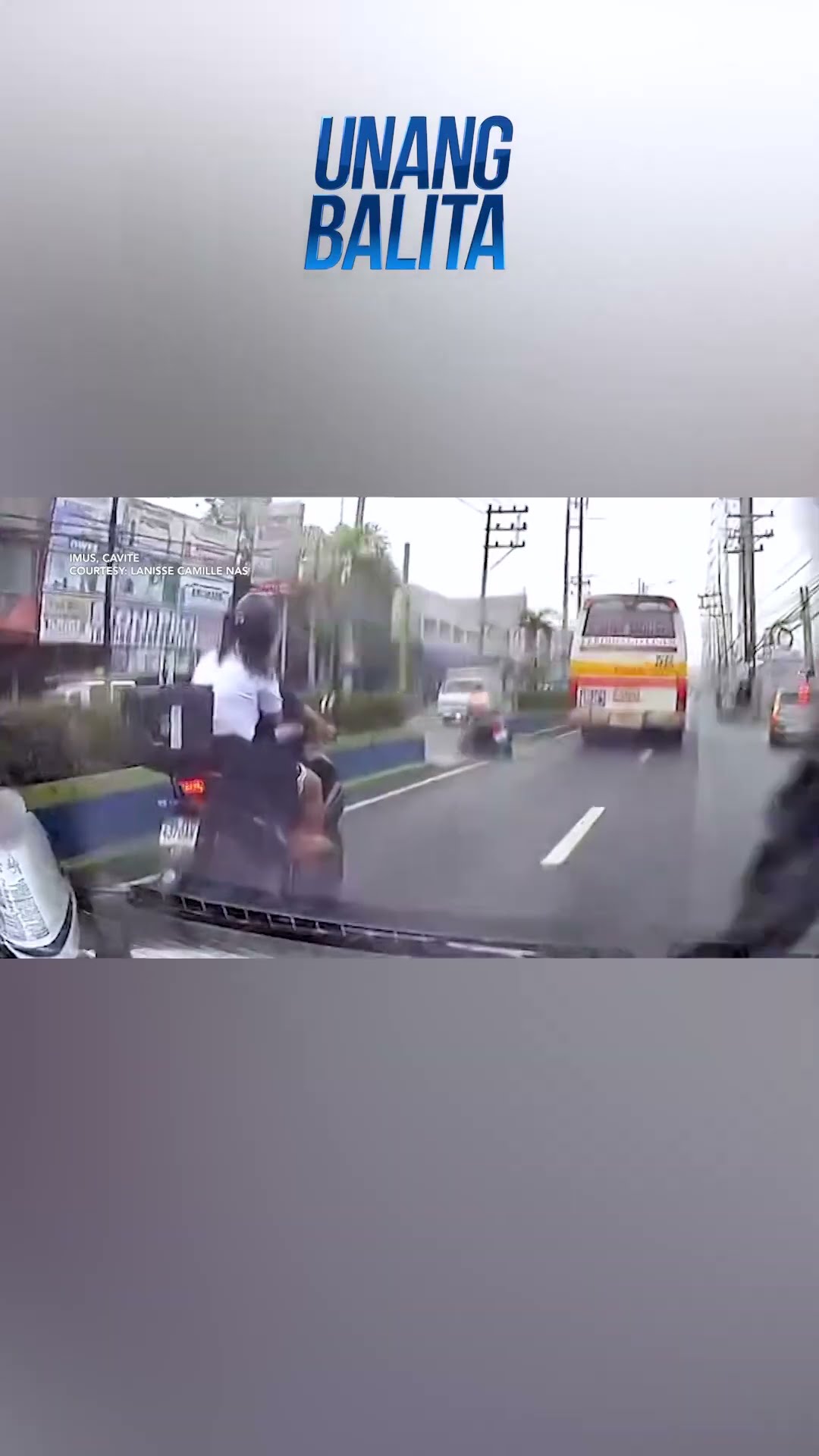 Motorcycle rider, sumemplang at muntik magulungan ng delivery van #shorts | Unang Balita