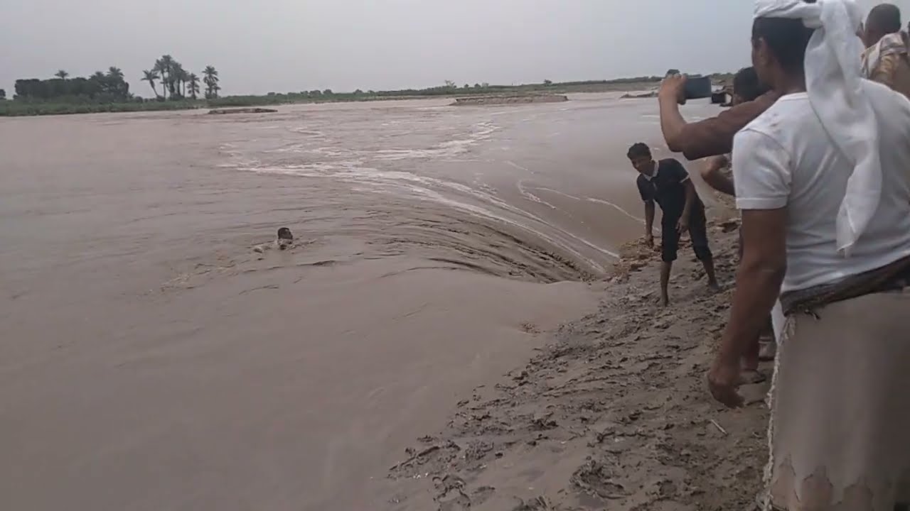 يدخل في سيول مخيفة جدا