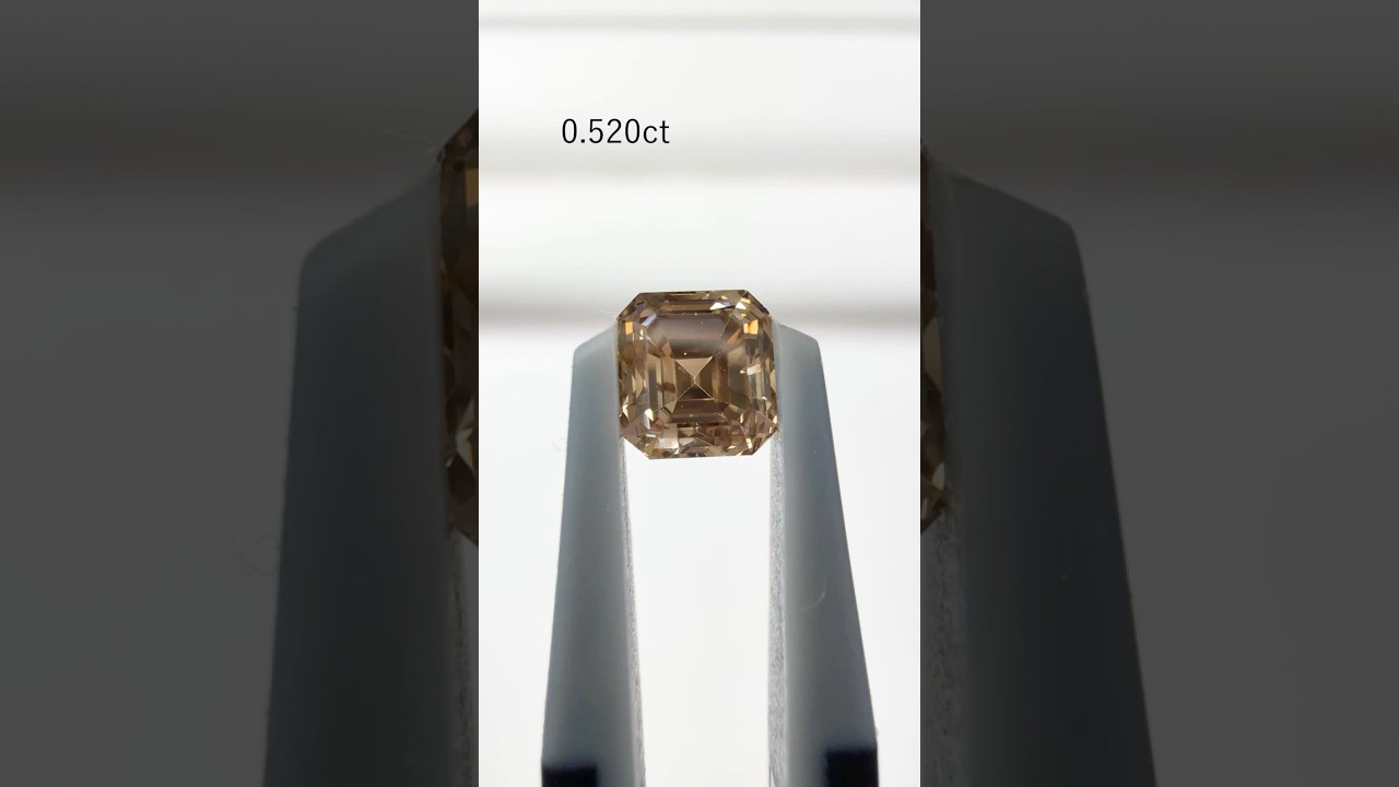 エメラルドカットが引き立てる、ブラウンダイヤモンドの静かな輝き エメラルドカットが引き立てる、ブラウンダイヤモンドの静かな輝き