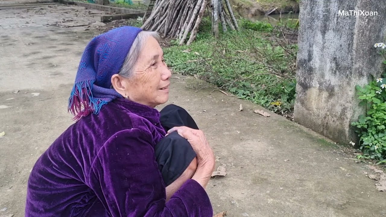 The difficult life of the orphan girl and her younger brother cried when they met the policeman