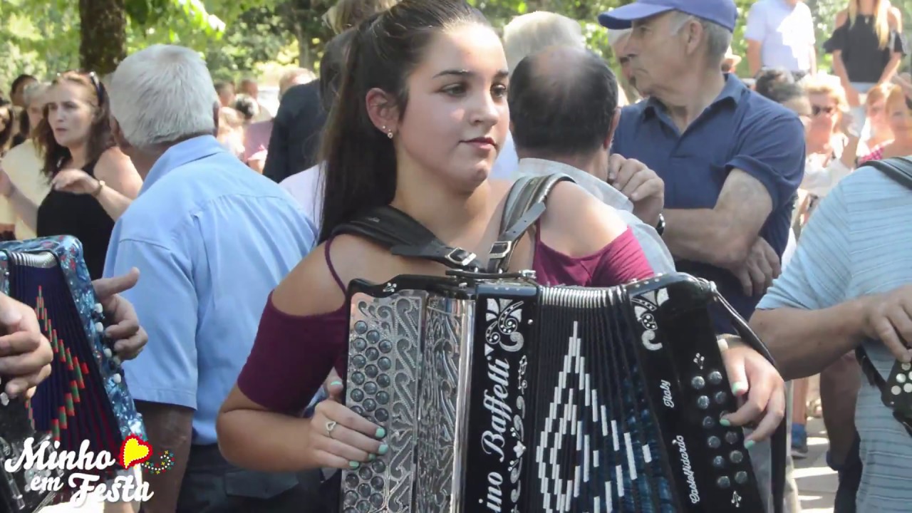 Tocadora mostra como se Toca Concertina em Arcos de Valdevez