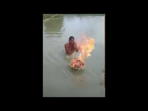 funny-indian-guy-bathing-on-cold-day