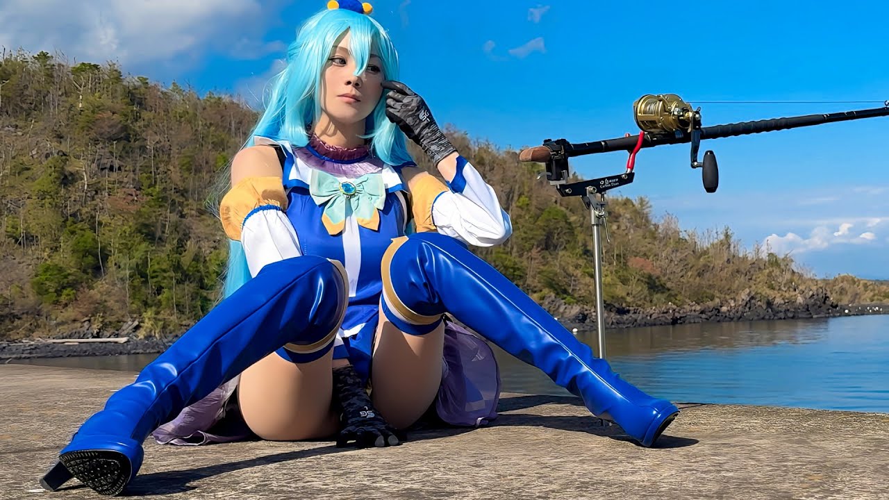 ミニスカがド派手にめくれガチの大物釣りあげる女神w釣り竿と謎のエサ…このすばアクア　この素晴らしい世界に祝福を！のアクアのコスプレで釣りしたら…