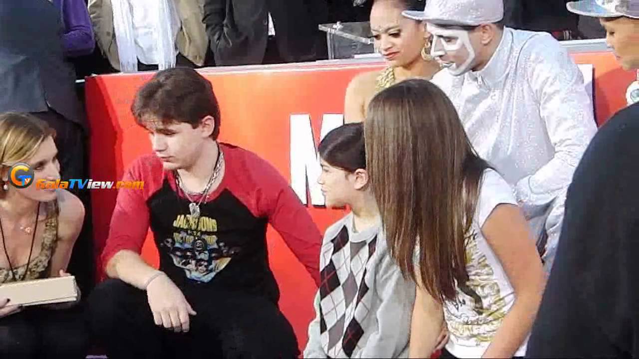 Man yells look to your left to Jackson's children